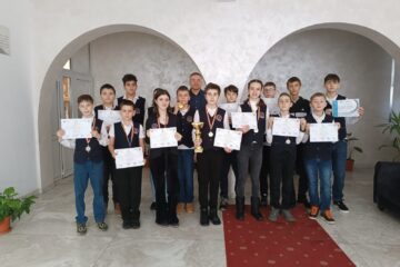 Micii geografi ai Școlii Nr. 4, de șapte ani pe podiumul Concursului „La Școala cu Ceas”