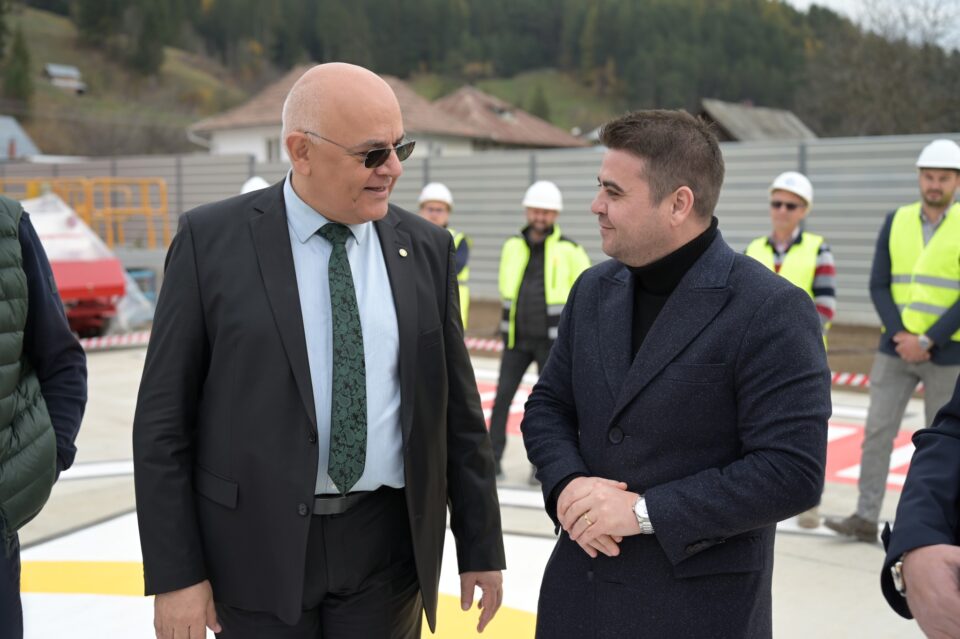 Dr. Raed Arafat si presedintele CJ, Gheorghe Soldan, la punctul aeromedical de la Câmpulung Moldovenesc