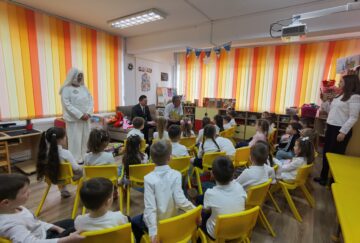 Copii de grădiniță, fermecați cu povești spuse de invitați speciali, de Ziua Lecturii