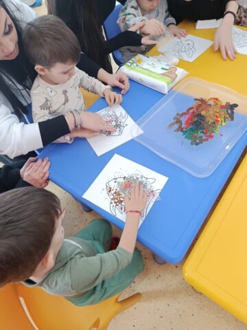 Tinere talente, copii fericiți: formăm personal calificat pentru creșe