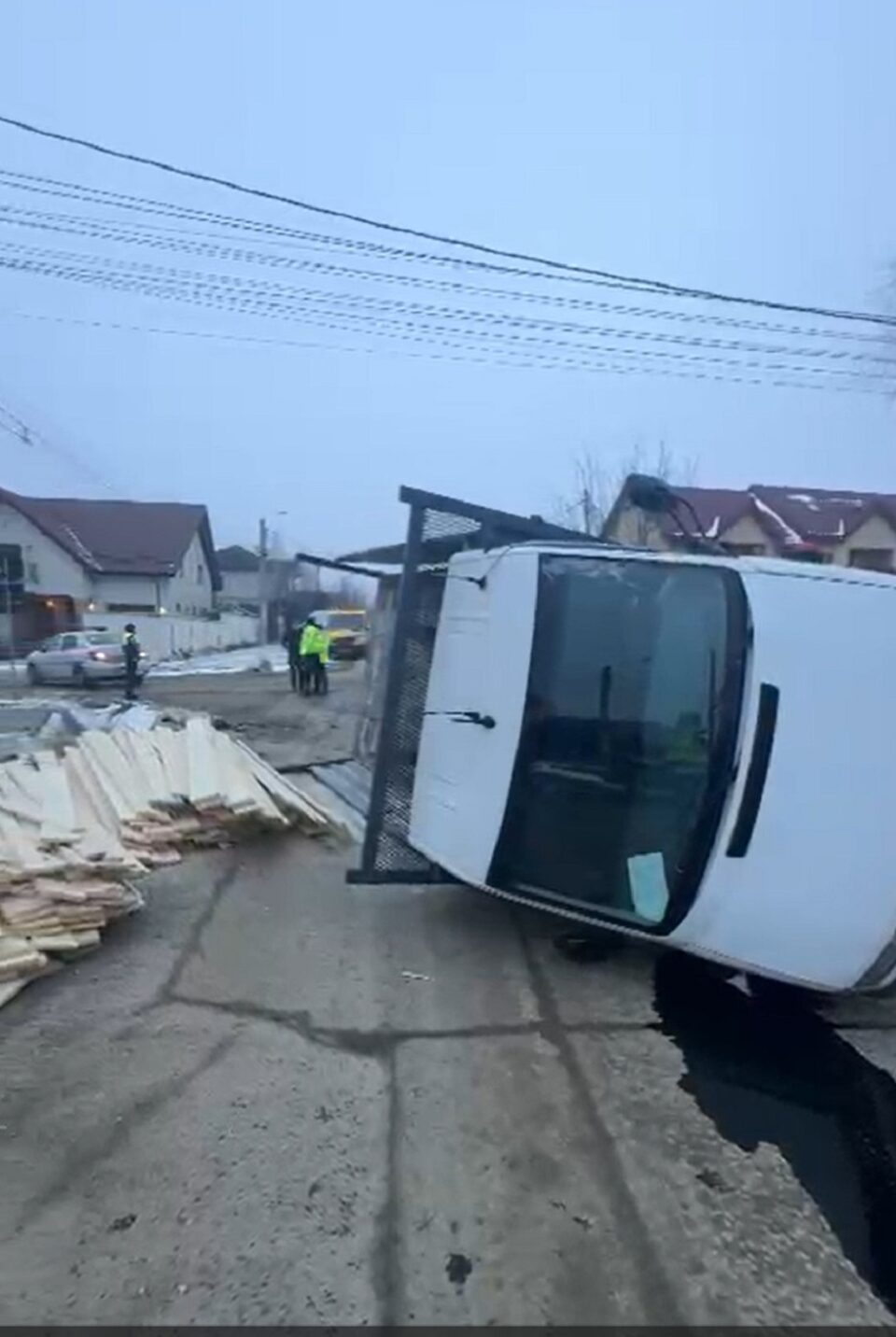 Șoferul unei autoutilitare cu cherestea a provocat un accident în care a rănit o tânără  de 20 de ani