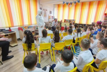 Copii de grădiniță, fermecați cu povești spuse de invitați speciali, de Ziua Lecturii