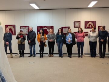 Ținute rafinate din dantelă, batiste, evantaie, gulere, umbrele, poșete și bijuterii, expuse la Muzeul de Istorie Suceava