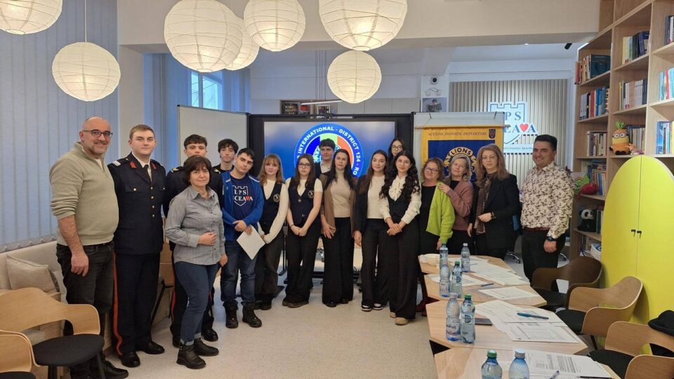 Un proiect pentru prevenirea violenței în școli propulsează un elev sucevean în competiția națională „Tânărul Ambasador”