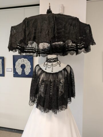 Ținute rafinate din dantelă, batiste, evantaie, gulere, umbrele, poșete și bijuterii, expuse la Muzeul de Istorie Suceava