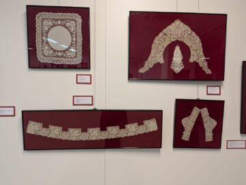 Ținute rafinate din dantelă, batiste, evantaie, gulere, umbrele, poșete și bijuterii, expuse la Muzeul de Istorie Suceava