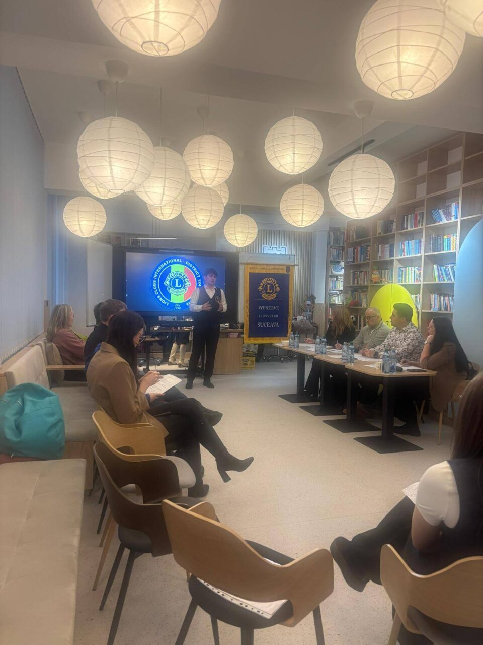 Un proiect pentru prevenirea violenței în școli propulsează un elev sucevean în competiția națională „Tânărul Ambasador”