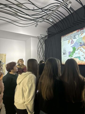 Între cerneală și istorie: „Povestea scrierii” trăită de elevii din Liteni la Muzeul de Istorie Suceava