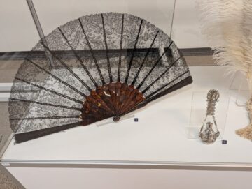 Ținute rafinate din dantelă, batiste, evantaie, gulere, umbrele, poșete și bijuterii, expuse la Muzeul de Istorie Suceava