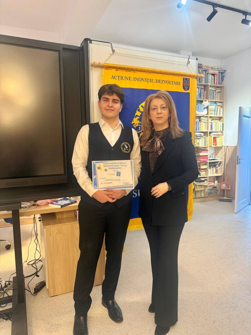 Un proiect pentru prevenirea violenței în școli propulsează un elev sucevean în competiția națională „Tânărul Ambasador”