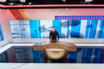 Pentru o perioadă, Mircea Badea și-a mutat emisiunea „În gura presei” în studioul local Antena 3