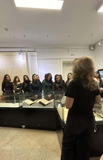 Între cerneală și istorie: „Povestea scrierii” trăită de elevii din Liteni la Muzeul de Istorie Suceava