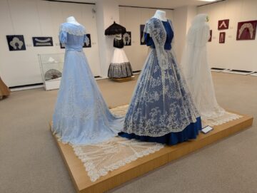 Ținute rafinate din dantelă, batiste, evantaie, gulere, umbrele, poșete și bijuterii, expuse la Muzeul de Istorie Suceava