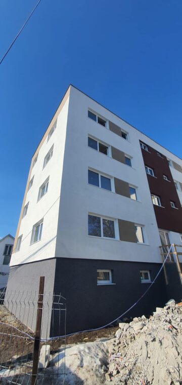 Blocul cu locuințe de serviciu pentru profesori și medici din Siret va fi finalizat în mai puțin de două luni