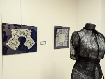 Ținute rafinate din dantelă, batiste, evantaie, gulere, umbrele, poșete și bijuterii, expuse la Muzeul de Istorie Suceava
