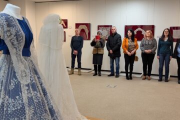 Ținute rafinate din dantelă, batiste, evantaie, gulere, umbrele, poșete și bijuterii, expuse la Muzeul de Istorie Suceava