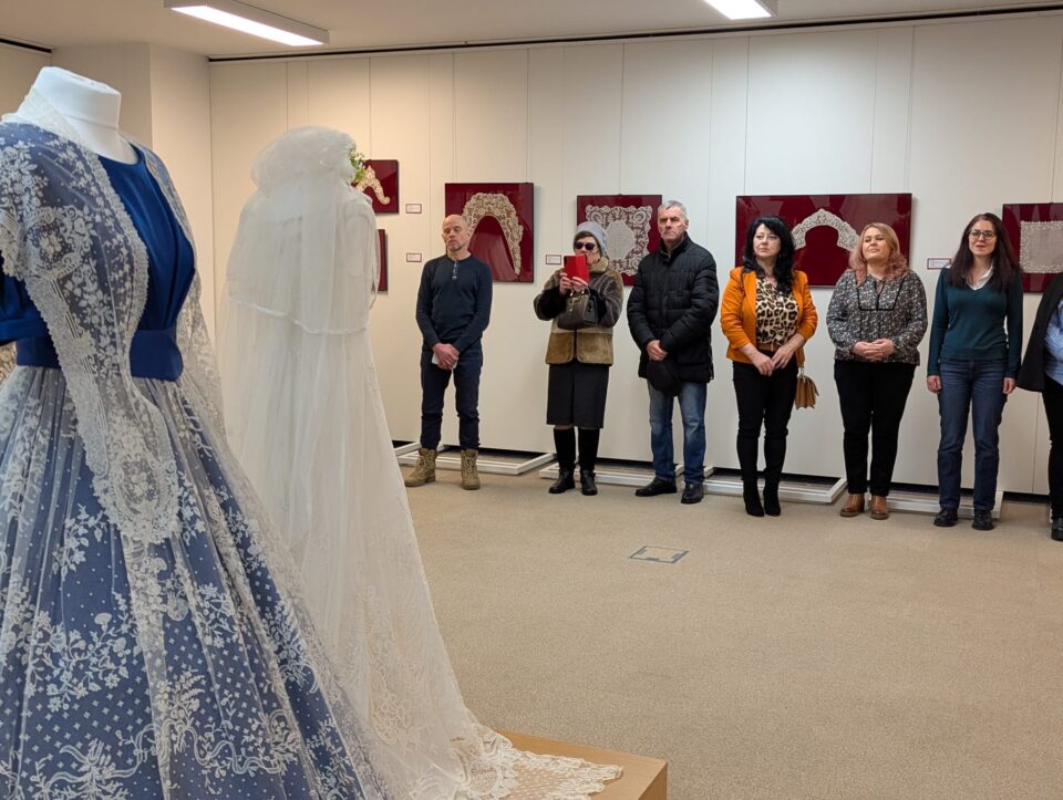 Ținute rafinate din dantelă, batiste, evantaie, gulere, umbrele, poșete și bijuterii, expuse la Muzeul de Istorie Suceava