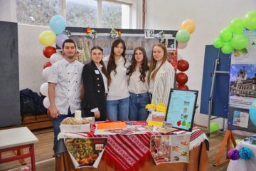 Educație aplicată la Rădăuți: Târgul Firmelor de Exercițiu „The Future Is Bright!”, la a treia ediție
