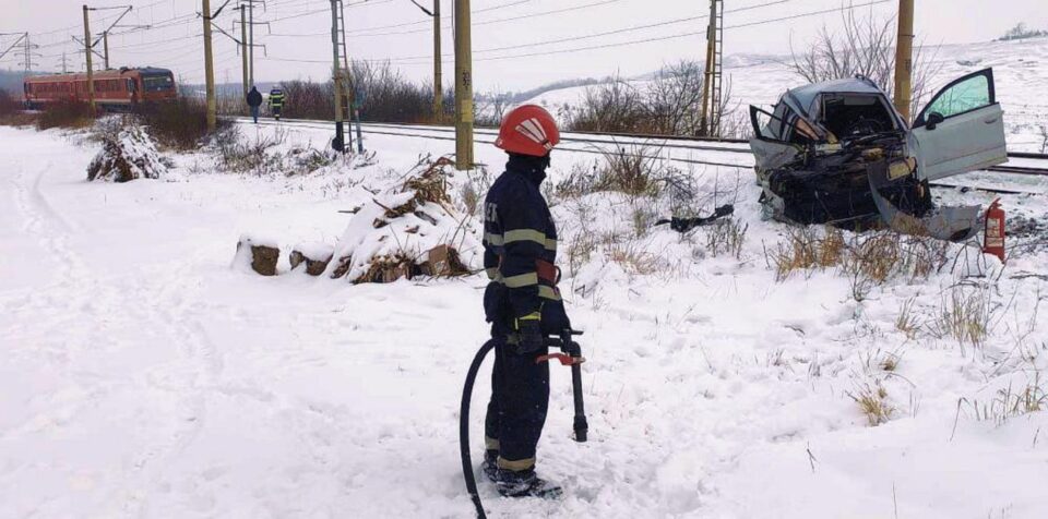 Un autoturism în care se aflau doi tineri a fost lovit violent de trenul Suceava-Iași