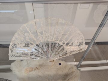 Ținute rafinate din dantelă, batiste, evantaie, gulere, umbrele, poșete și bijuterii, expuse la Muzeul de Istorie Suceava