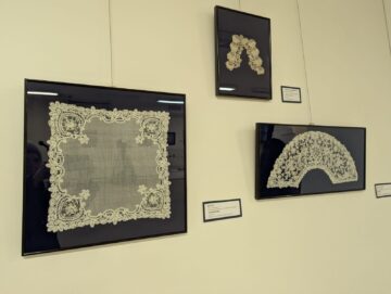 Ținute rafinate din dantelă, batiste, evantaie, gulere, umbrele, poșete și bijuterii, expuse la Muzeul de Istorie Suceava