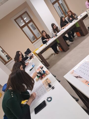 Între cerneală și istorie: „Povestea scrierii” trăită de elevii din Liteni la Muzeul de Istorie Suceava