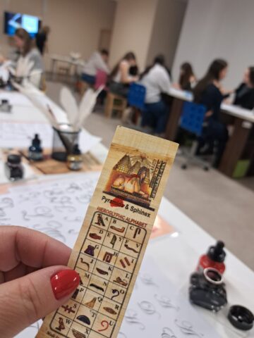 Între cerneală și istorie: „Povestea scrierii” trăită de elevii din Liteni la Muzeul de Istorie Suceava