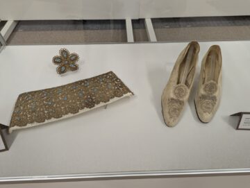 Ținute rafinate din dantelă, batiste, evantaie, gulere, umbrele, poșete și bijuterii, expuse la Muzeul de Istorie Suceava