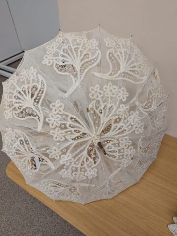 Ținute rafinate din dantelă, batiste, evantaie, gulere, umbrele, poșete și bijuterii, expuse la Muzeul de Istorie Suceava