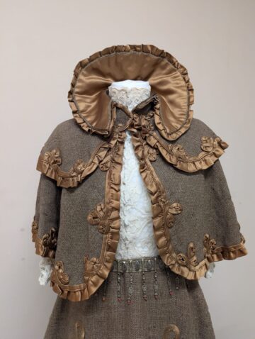 Ținute rafinate din dantelă, batiste, evantaie, gulere, umbrele, poșete și bijuterii, expuse la Muzeul de Istorie Suceava