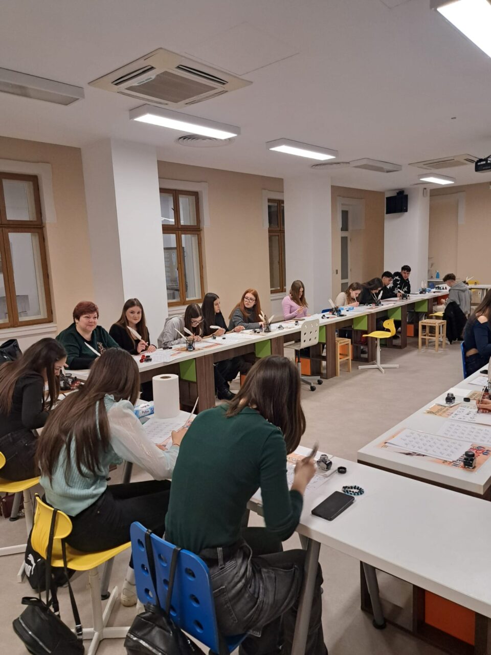 Între cerneală și istorie: „Povestea scrierii” trăită de elevii din Liteni la Muzeul de Istorie Suceava Între cerneală și istorie: „Povestea scrierii” trăită de elevii din Liteni la Muzeul de Istorie Suceava