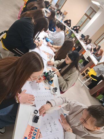 Între cerneală și istorie: „Povestea scrierii” trăită de elevii din Liteni la Muzeul de Istorie Suceava