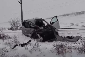 Un autoturism în care se aflau doi tineri a fost lovit violent de trenul Suceava-Iași