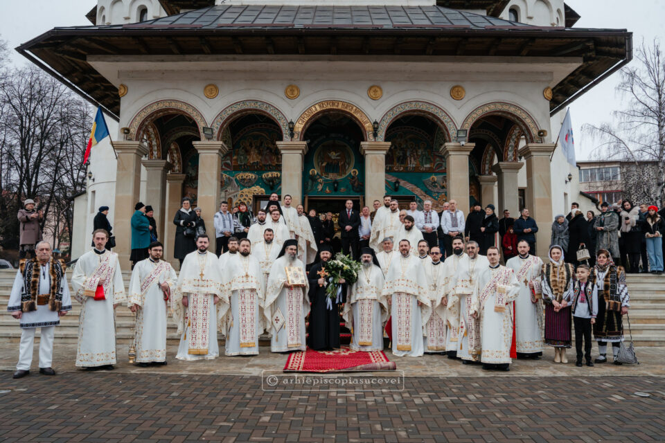 Liturghie arhierească și instalarea noului paroh la Catedrala din Gura Humorului