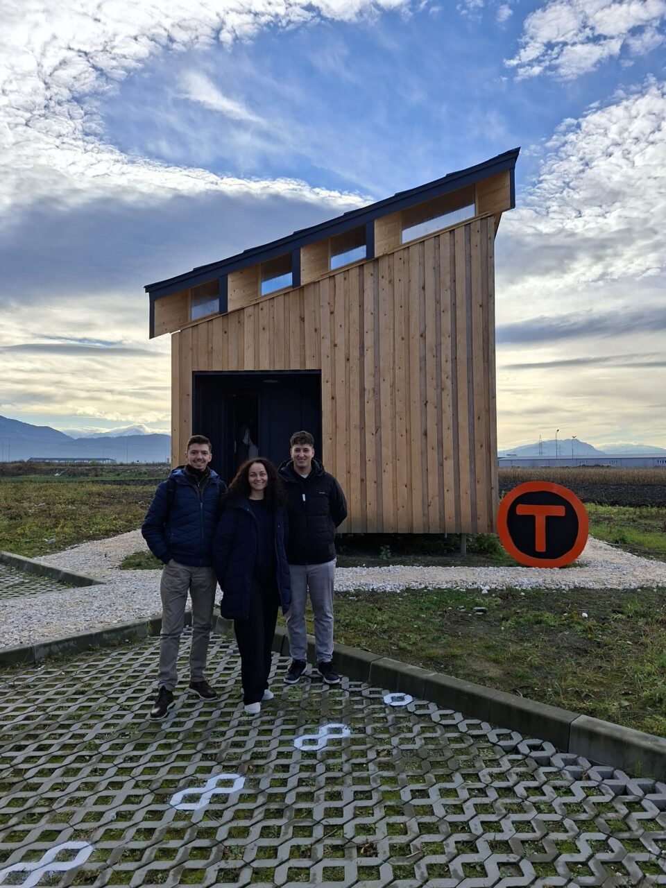 Modulul de găzduire construit de EGGER pe Via Transilvanica, o unitate care oferă drumeților un spațiu sigur și prietenos pentru odihnă