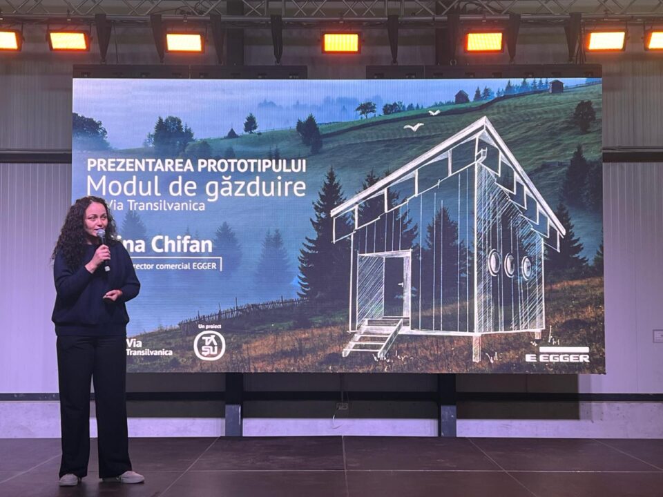 Modulul de găzduire construit de EGGER pe Via Transilvanica, o unitate care oferă drumeților un spațiu sigur și prietenos pentru odihnă