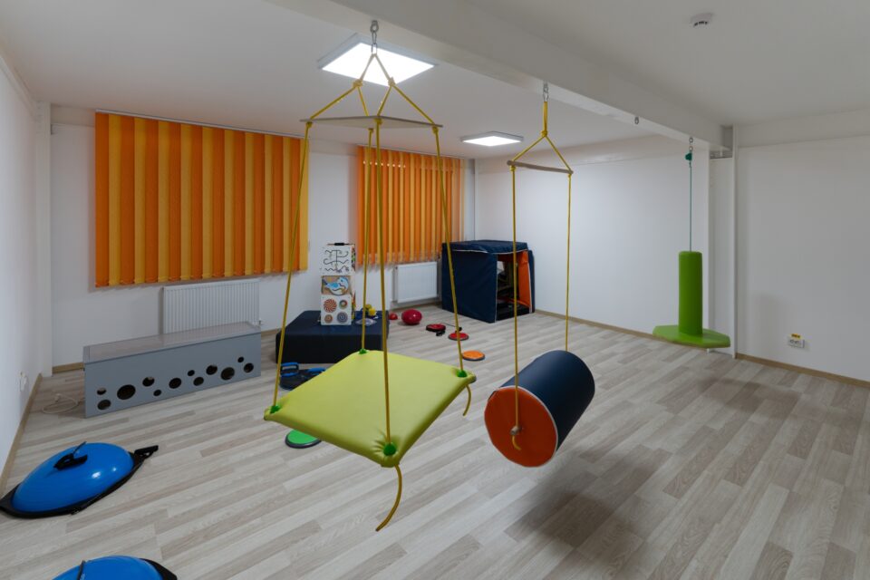 EGGER a sprijinit dotarea integrală a Centrului de Resurse al Primăriei Rădăuți, un spațiu esențial pentru terapii și sprijin familial pentru copiii cu tulburări din spectrul autist