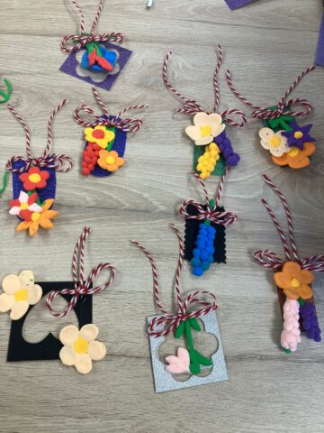 Mărțișoare realizate de copii, expuse la Muzeul de Științele Naturii Suceava