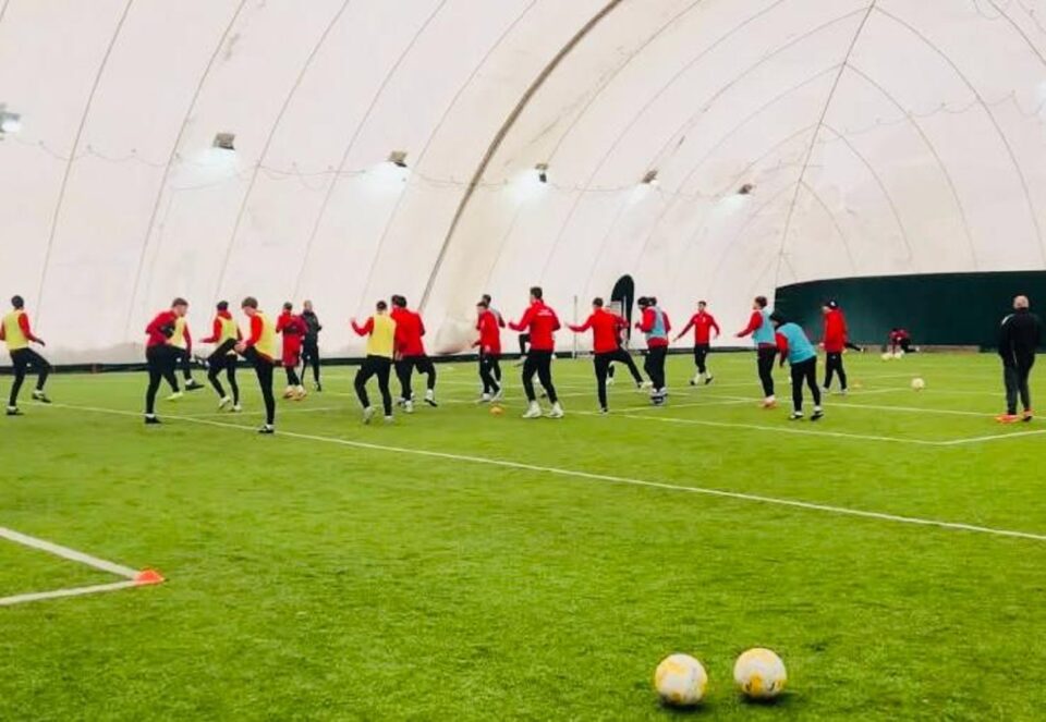 Din cauza zăpezii șoimii s-au refugiat în balonul de la Universitate