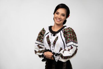 Tânăra artistă Ana Maria Baltariu lansează primul album discografic, „Dragostea leac nu are”, sâmbătă, la Casa de Cultură Gura Humorului