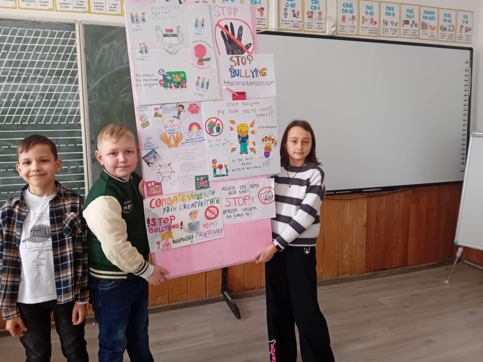 Culorile schimbării: elevii de la Liceul Teoretic „Iorgu Vârnav Liteanu” din Liteni spun STOP violenței