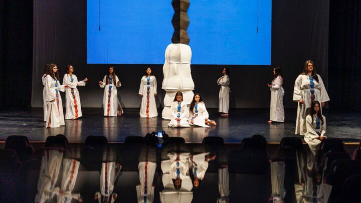 Caravana culturală în școli, cu spectacolul ”Brâncuși, clopotul măiastru”