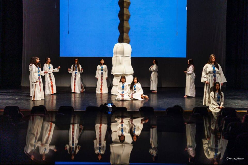 Caravana culturală în școli, cu spectacolul ”Brâncuși, clopotul măiastru”