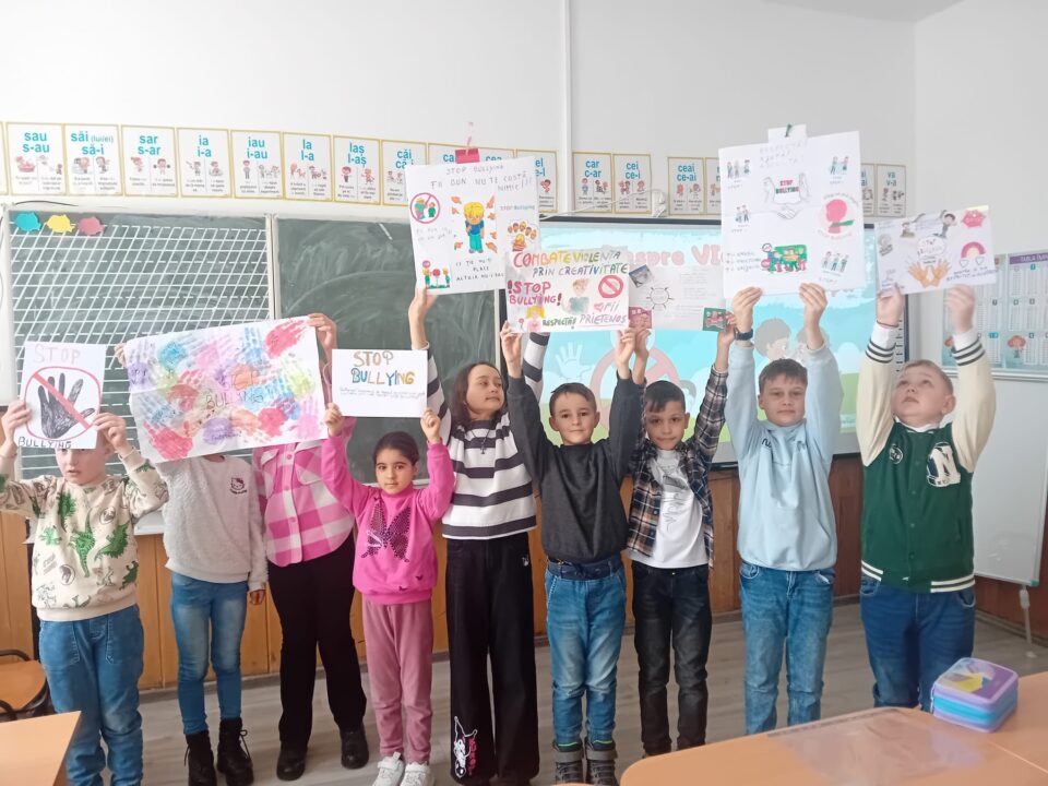 Culorile schimbării: elevii de la Liceul Teoretic „Iorgu Vârnav Liteanu” din Liteni spun STOP violenței