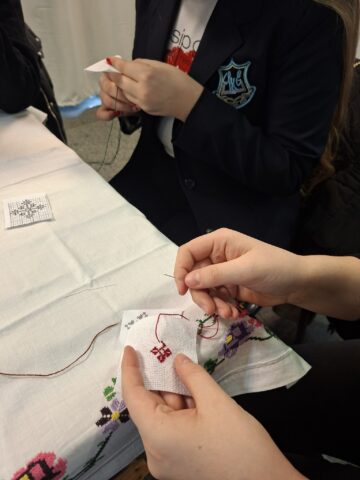 Atelier de cusături tradiționale dedicat mărțișorului, la Centrul Cultural „Bucovina”