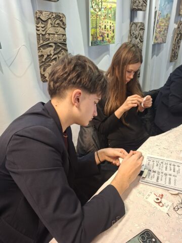 Atelier de cusături tradiționale dedicat mărțișorului, la Centrul Cultural „Bucovina”