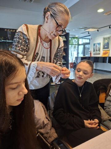 Atelier de cusături tradiționale dedicat mărțișorului, la Centrul Cultural „Bucovina”