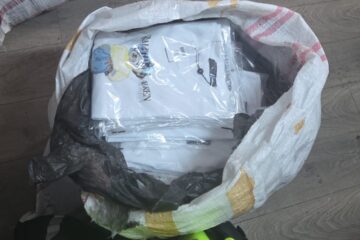 Peste 1.300 de haine ale unor producători celebri, posibil contrafăcute, găsite într-un microbuz Peste 1.300 de haine ale unor producători celebri, posibil contrafăcute, găsite într-un microbuz