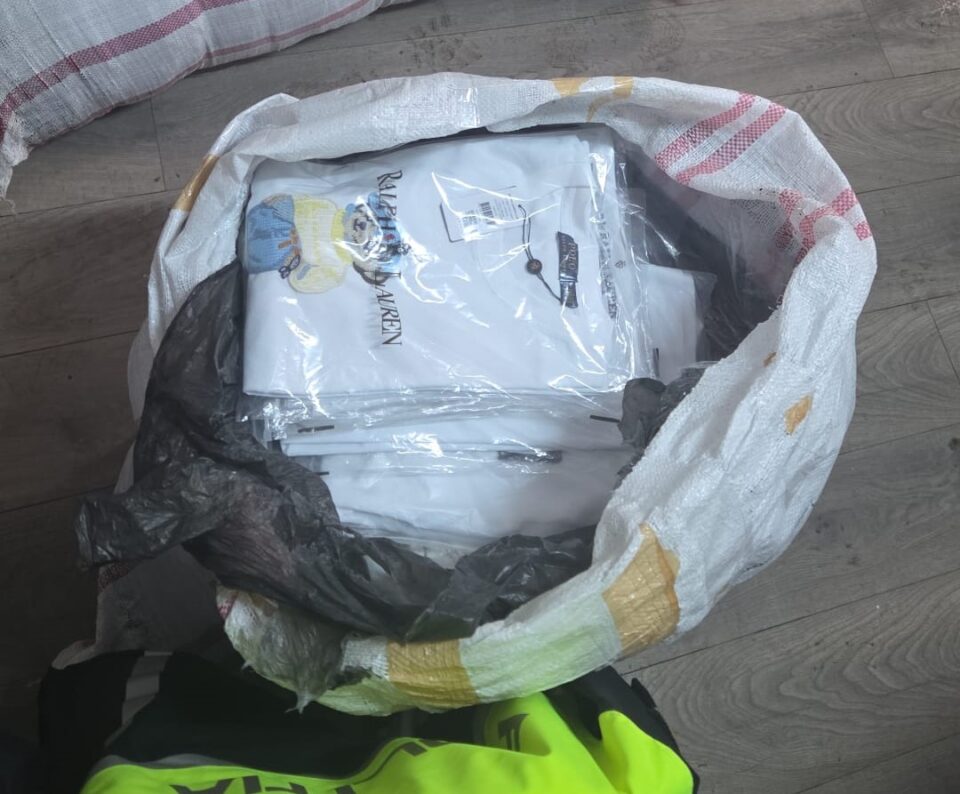 Peste 1.300 de haine ale unor producători celebri, posibil contrafăcute, găsite într-un microbuz Peste 1.300 de haine ale unor producători celebri, posibil contrafăcute, găsite într-un microbuz