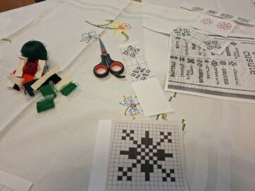 Atelier de cusături tradiționale dedicat mărțișorului, la Centrul Cultural „Bucovina”